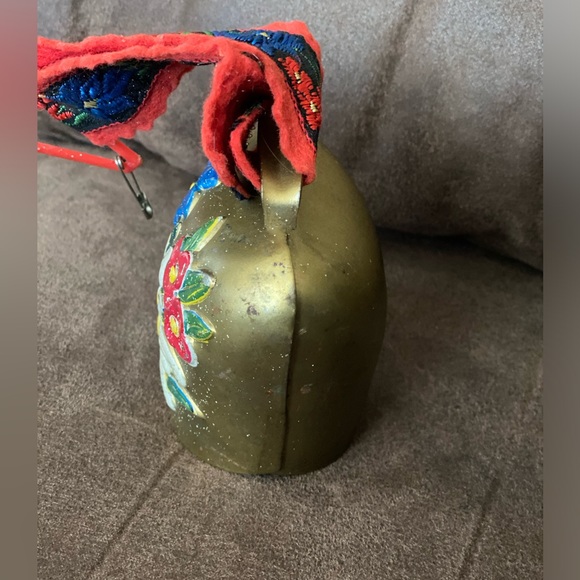 Vintage BRASS COW BELL Hand-Painted Flowers, Decorative Strap Switzerland - Picture 4 of 9